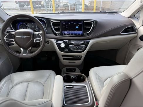 Used 2021 Chrysler Pacifica Touring-L image 18