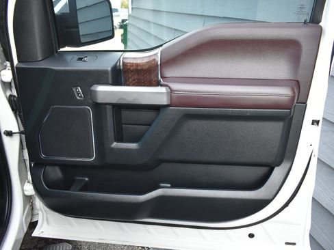 Used 2015 Ford F150 Platinum image 40