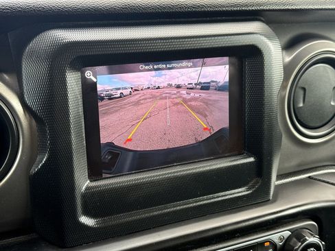 Used 2021 Jeep Gladiator Willys image 26