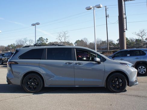Used 2025 Toyota Sienna XLE Woodland Edition image 22
