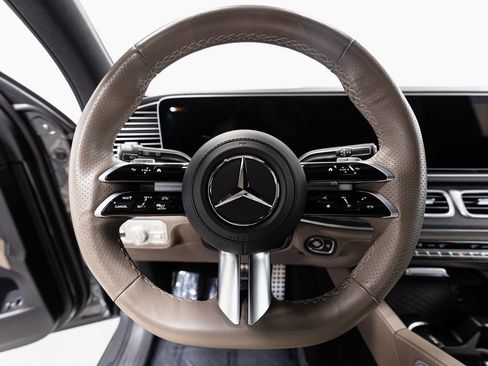 Used 2025 Mercedes-Benz GLS 580 4MATIC image 12