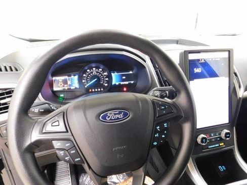 Used 2024 Ford Edge SE w/ Black Appearance Package image 8