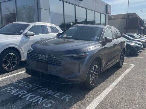 Used 2025 Audi Q5 Premium w/ Convenience Package image 1