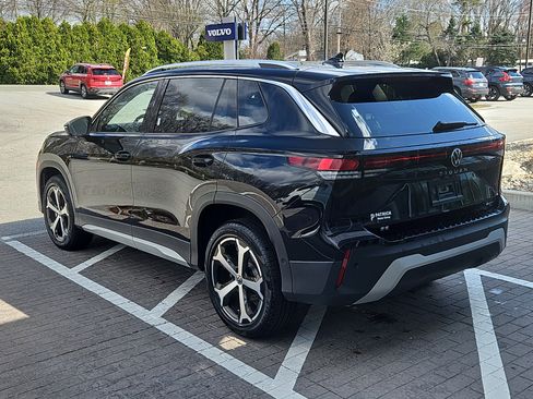 Used 2025 Volkswagen Tiguan SE AWD/4WD image 24