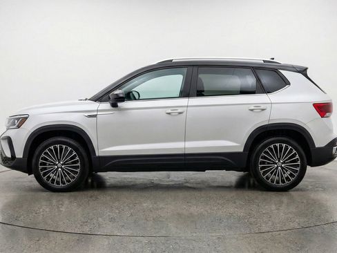 Used 2025 Volkswagen Taos SE image 5