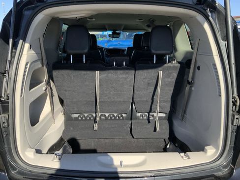 Used 2023 Chrysler Pacifica Touring-L image 10