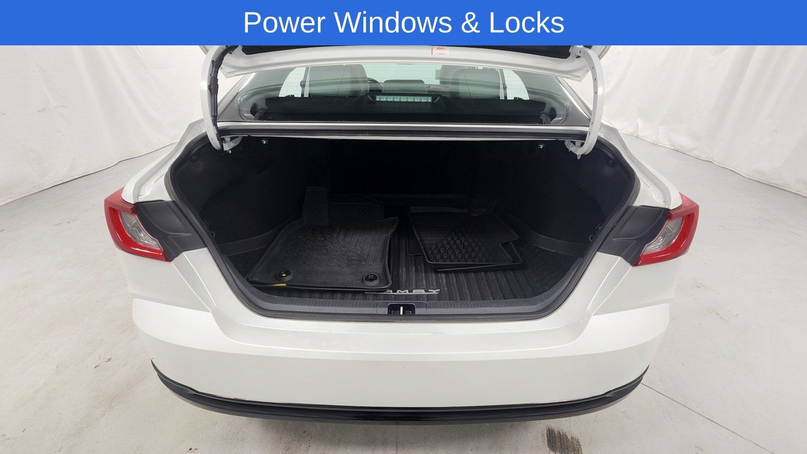 Used 2025 Toyota Camry XLE FWD image 15