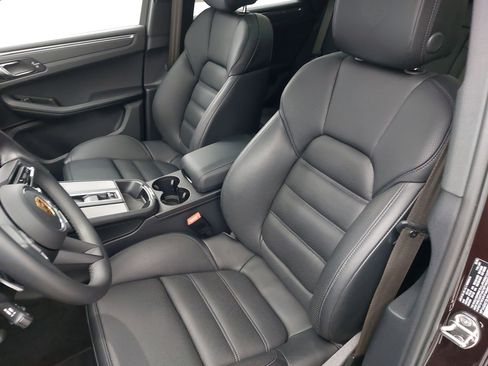 Certified 2025 Porsche Macan image 5