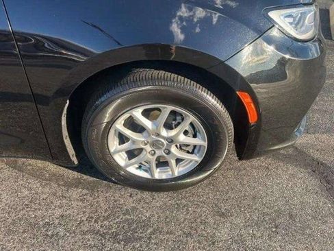 Used 2024 Chrysler Pacifica Touring-L FWD image 13