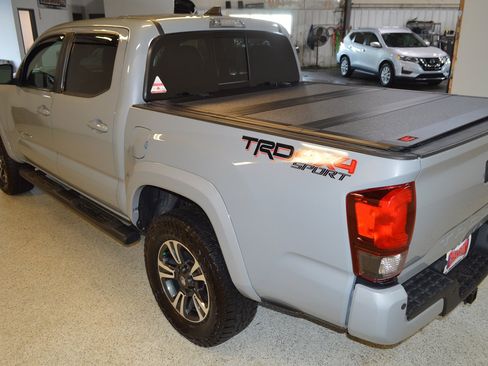 Used 2019 Toyota Tacoma TRD Sport image 5