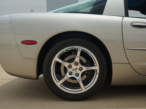 Used 2000 Chevrolet Corvette Coupe w/ Memory Pkg RWD image 35