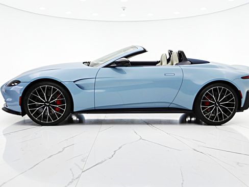 Used 2022 Aston Martin V8 Vantage Roadster RWD image 3