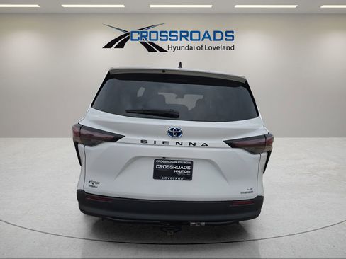 Used 2024 Toyota Sienna LE image 4