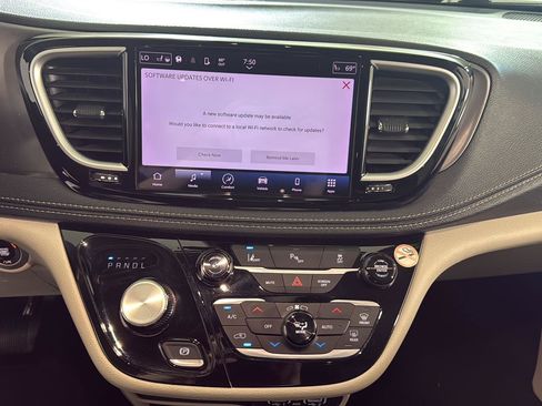 Used 2023 Chrysler Pacifica Touring-L FWD image 19