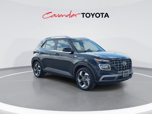 Used 2024 Hyundai Venue SEL FWD image 2
