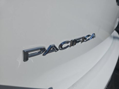 Used 2024 Chrysler Pacifica Touring-L FWD image 6