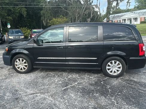 Used 2014 Chrysler Town & Country Touring FWD image 6