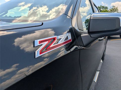 Used 2022 Chevrolet Silverado 1500 LT w/ Z71 Off-Road Package AWD/4WD image 11
