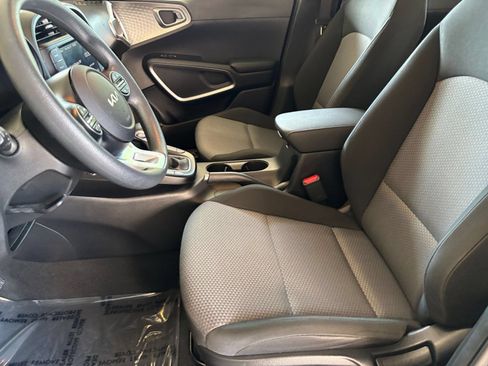 Used 2025 Kia Soul LX w/ LX Technology Package FWD image 24