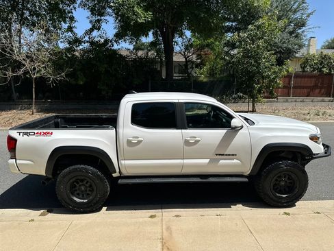Used 2019 Toyota Tacoma TRD Off-Road w/ Technology Package AWD/4WD image 10