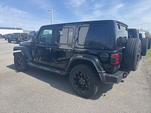 Used 2025 Jeep Wrangler Unlimited Sahara AWD/4WD image 11