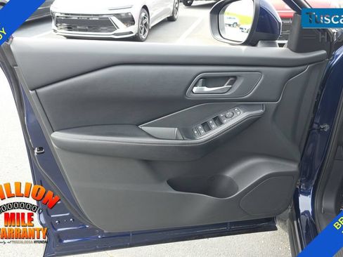 Used 2025 Nissan Rogue SV AWD/4WD image 12