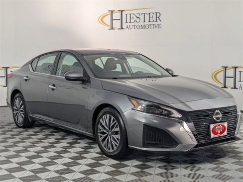 Used 2023 Nissan Altima 2.5 SV image 2