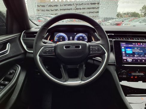 Used 2025 Jeep Grand Cherokee Altitude AWD/4WD image 13