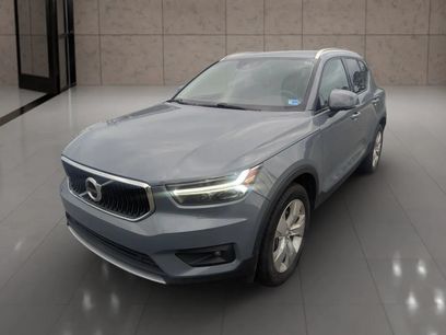 Used 2022 Volvo XC40 T5 Momentum