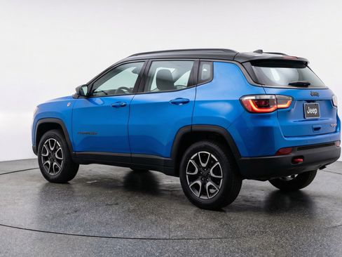 Used 2025 Jeep Compass Trailhawk image 6