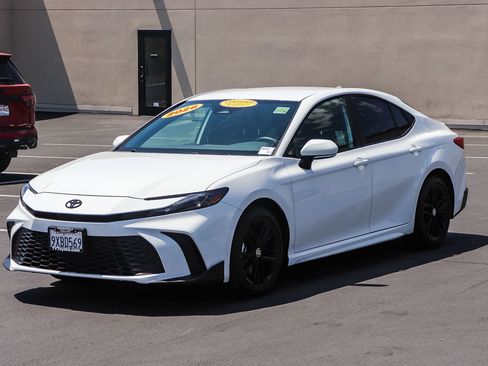 Certified 2026 Toyota Camry SE FWD image 3