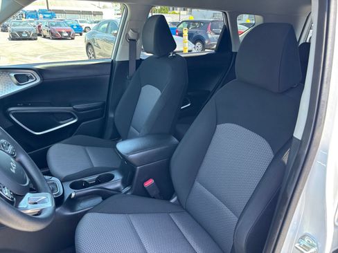 Used 2025 Kia Soul LX w/ LX Technology Package FWD image 36