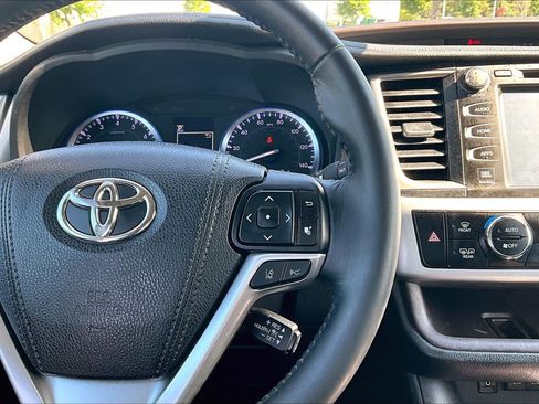 Used 2018 Toyota Highlander Limited AWD/4WD image 12