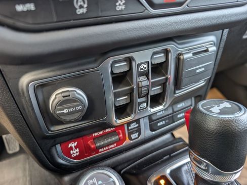 Used 2024 Jeep Wrangler Unlimited Rubicon w/ Capability Package image 34