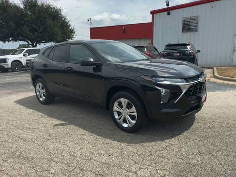 Used 2024 Chevrolet Trax LS w/ Driver Confidence Package FWD image 2