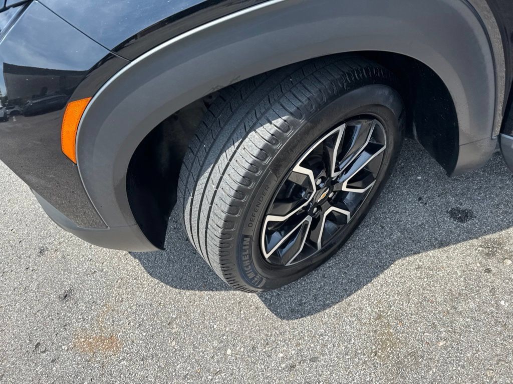 Used 2021 Chevrolet TrailBlazer ACTIV w/ Technology Package FWD image 32