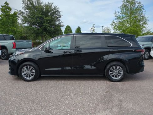Used 2025 Toyota Sienna LE FWD image 3