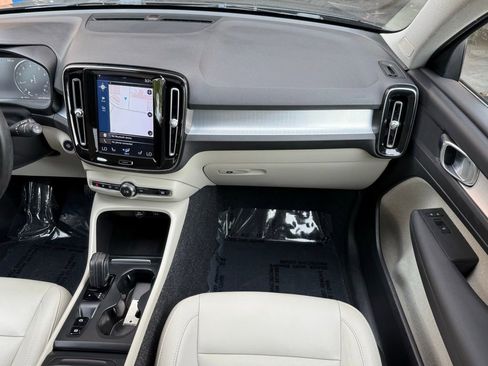 Used 2021 Volvo XC40 T5 Momentum w/ Premium Package image 28