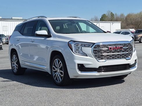Used 2023 GMC Terrain Denali w/ Denali Premium Package image 3
