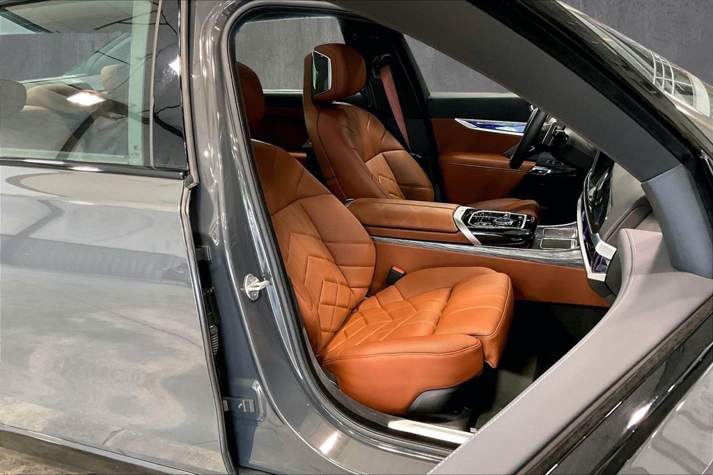 Used 2026 BMW 750e xDrive AWD/4WD image 30
