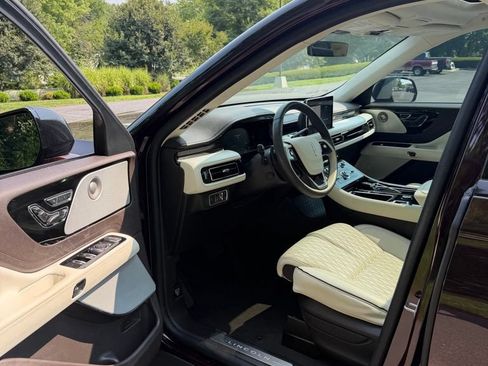 Used 2023 Lincoln Aviator Black Label AWD/4WD image 15