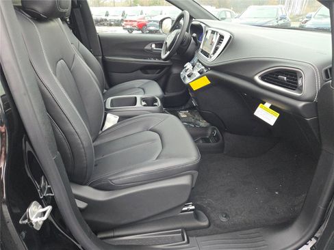 New 2026 Chrysler Pacifica Select image 7