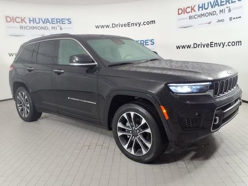 Used 2023 Jeep Grand Cherokee Overland AWD/4WD image 3