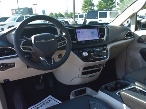 Used 2023 Chrysler Pacifica Touring-L FWD image 19