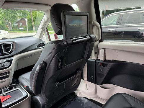 Used 2018 Chrysler Pacifica Touring-L Plus w/ Tire & Wheel Group FWD image 14