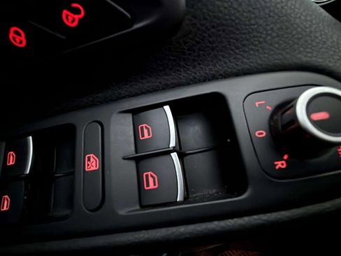 Used 2011 Volkswagen Golf 4-Door image 33