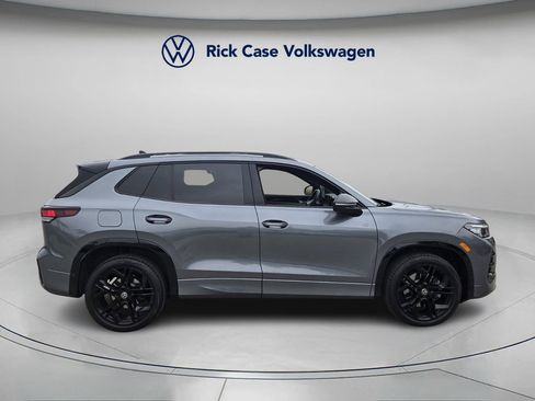 Used 2025 Volkswagen Tiguan SE R-Line image 3