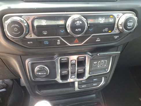 Used 2022 Jeep Wrangler Unlimited Sahara AWD/4WD image 10