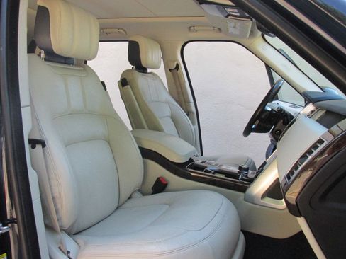 Used 2020 Land Rover Range Rover HSE image 2