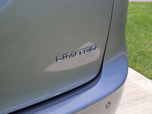 Used 2018 Chrysler Pacifica Limited FWD image 37